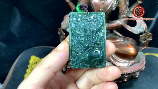 pendentif dragon en jade. Protection Feng Shui, Taoïste. jade naturel expertisé garanti sans aucun traitement. Monté sur cordon réglable