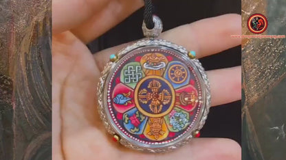 Ghau, amulette, pendentif bouddhiste tibétain 8 signes auspicieux du bouddhisme Véritable Tangka Regong traditionnel Argent, cuivre, grenat