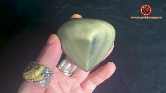coeur en obsidienne dorée. Originaire du Mexique. Qualité A+ Dimensions de 59/68/32mm poids de 0,142kg