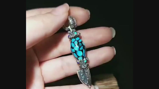 pendentif phurba bouddhiste. Bouddha. bouddhisme tibetain vajrayana. Dague pour vaincre les demons. argent, turquoise