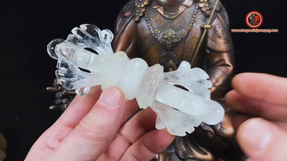 Grand Vajra Dorje en cristal de roche naturel. Nature indestructible de l'esprit foudre de diamant sculpté à la main, bouddhisme vajrayana