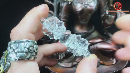 Vajra Dorje en cristal de roche naturel. Nature indestructible de l'esprit foudre de diamant sculpté à la main, bouddhisme vajrayana