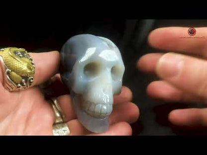 Petit crâne de cristal sculpté dans une géode de quartz