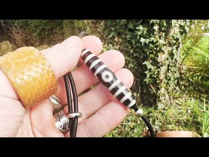 Collier DZI à 3 yeux – perle du ciel tibétaine authentique