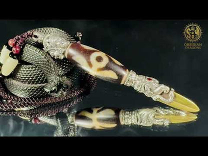 Pendentif DZI du grand homme serti dans un phurba tibétain