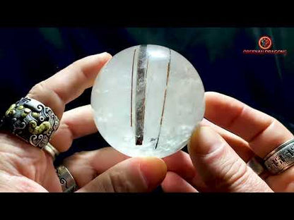 Boule de cristal de roche - inclusions de tourmalines et rutiles