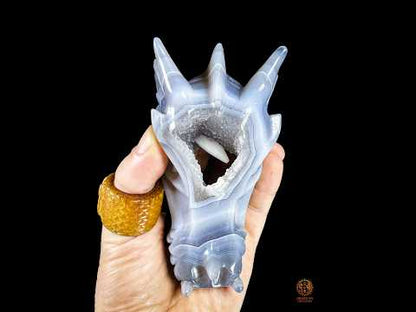 Crâne de dragon en géode de quartz à inclusion de calcite