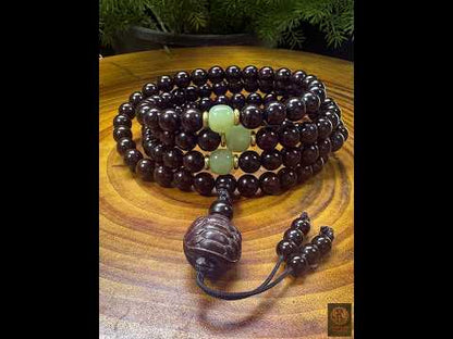Mala bouddhiste en santal rouge et jade néphrite – 108 perles