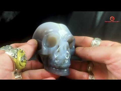 Crâne de cristal sculpté dans une géode de quartz