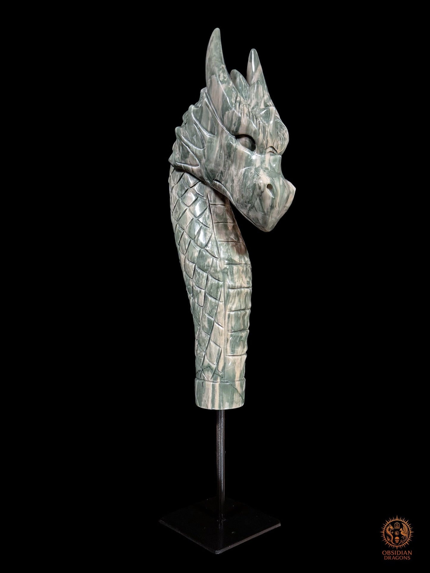 Sculpture artisanale de dragon en jade des Neuf Dragons Hua’an Yu, vue principale trois quarts sur socle noir, tête tournée vers la droite - Obsidian Dragons