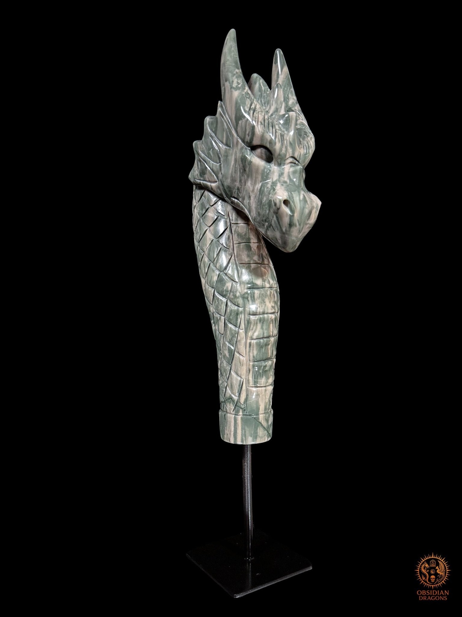 Dragon gardien en jade des Neuf Dragons sur socle noir, vue trois quarts révélant le long cou sculpté, les cornes et les écailles