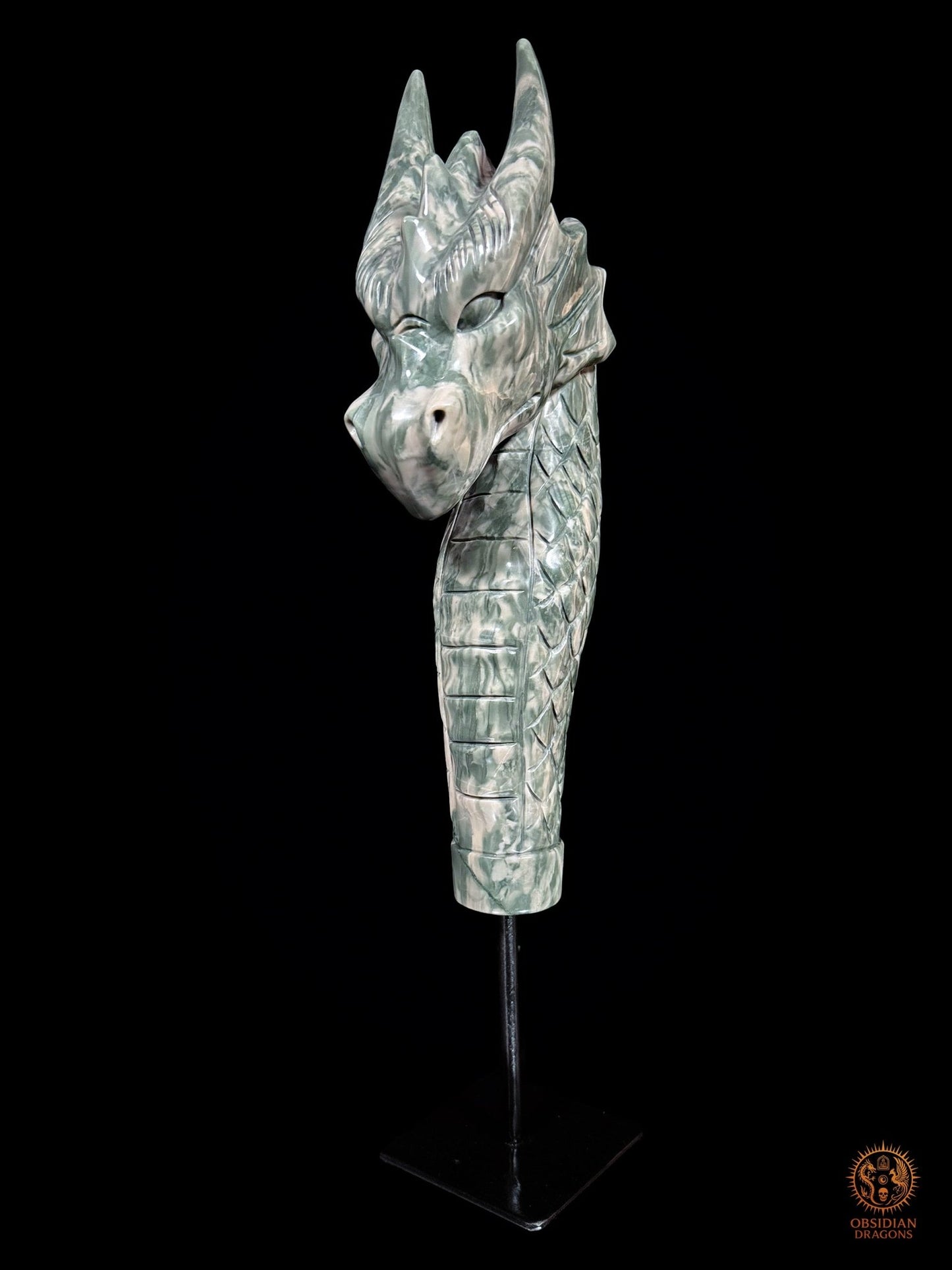 Grande sculpture de dragon en pierre naturelle Hua’an Yu, vue trois quarts gauche sur socle noir, symbole de protection et de puissance - Obsidian Dragons