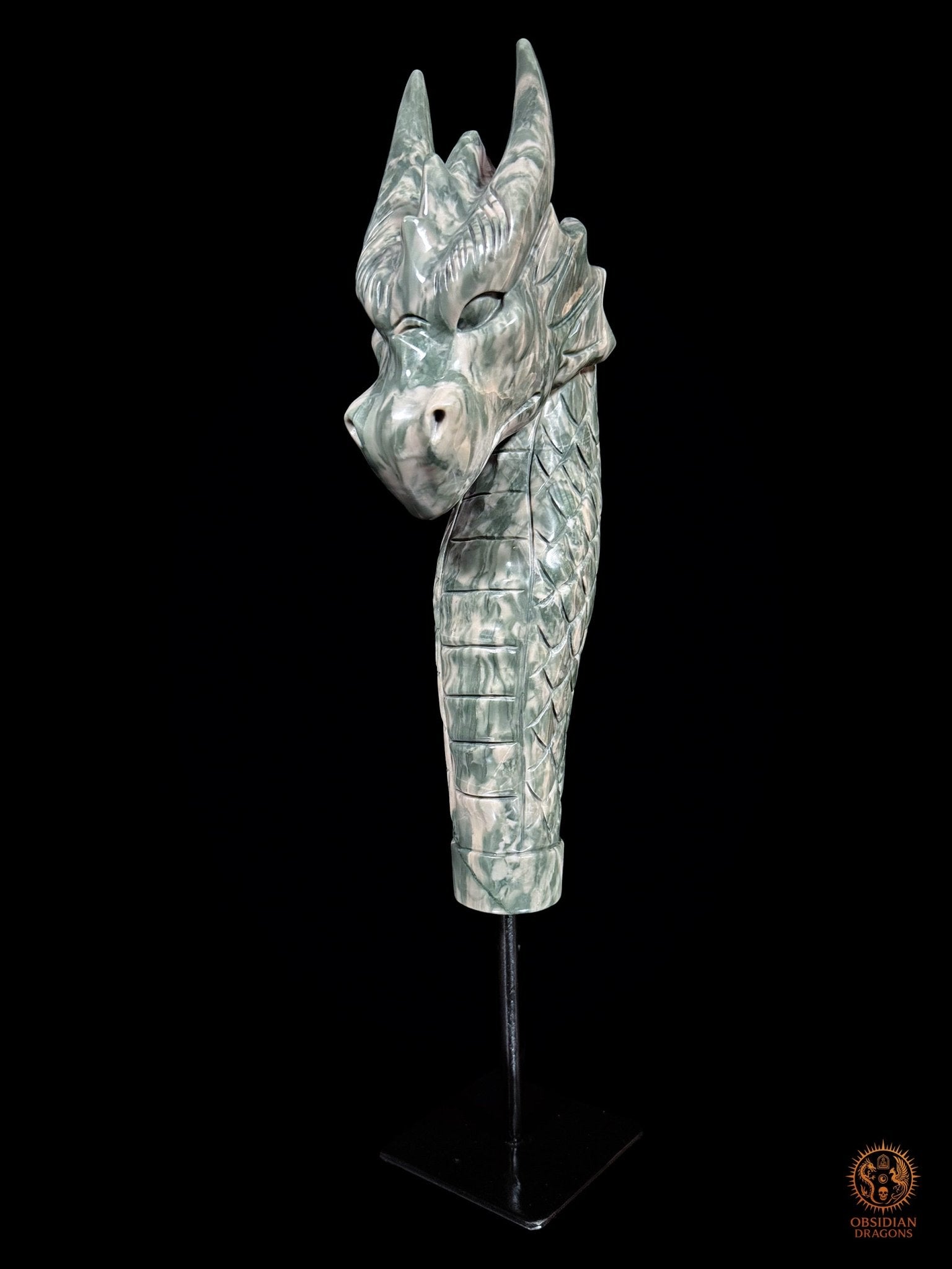 Grande sculpture de dragon en pierre naturelle Hua’an Yu, vue trois quarts gauche sur socle noir, symbole de protection et de puissance - Obsidian Dragons