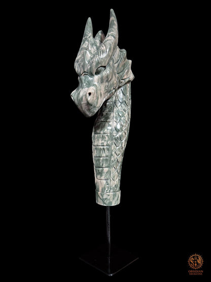 Sculpture Feng Shui de dragon en jade des Neuf Dragons, vue trois quarts avant mettant en valeur le visage, les écailles et la verticalité - Obsidian Dragons