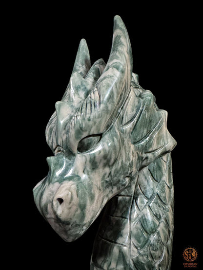 Gros plan latéral du dragon en Hua’an Yu, skarn à diopside dominant aux motifs nuageux, avec cornes et écailles sculptées