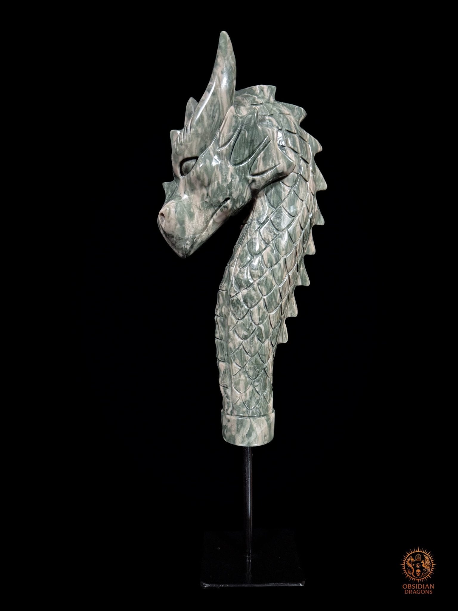 Profil gauche complet de la sculpture de dragon en jade des Neuf Dragons sur socle, œuvre artisanale de collection en pierre du Fujian