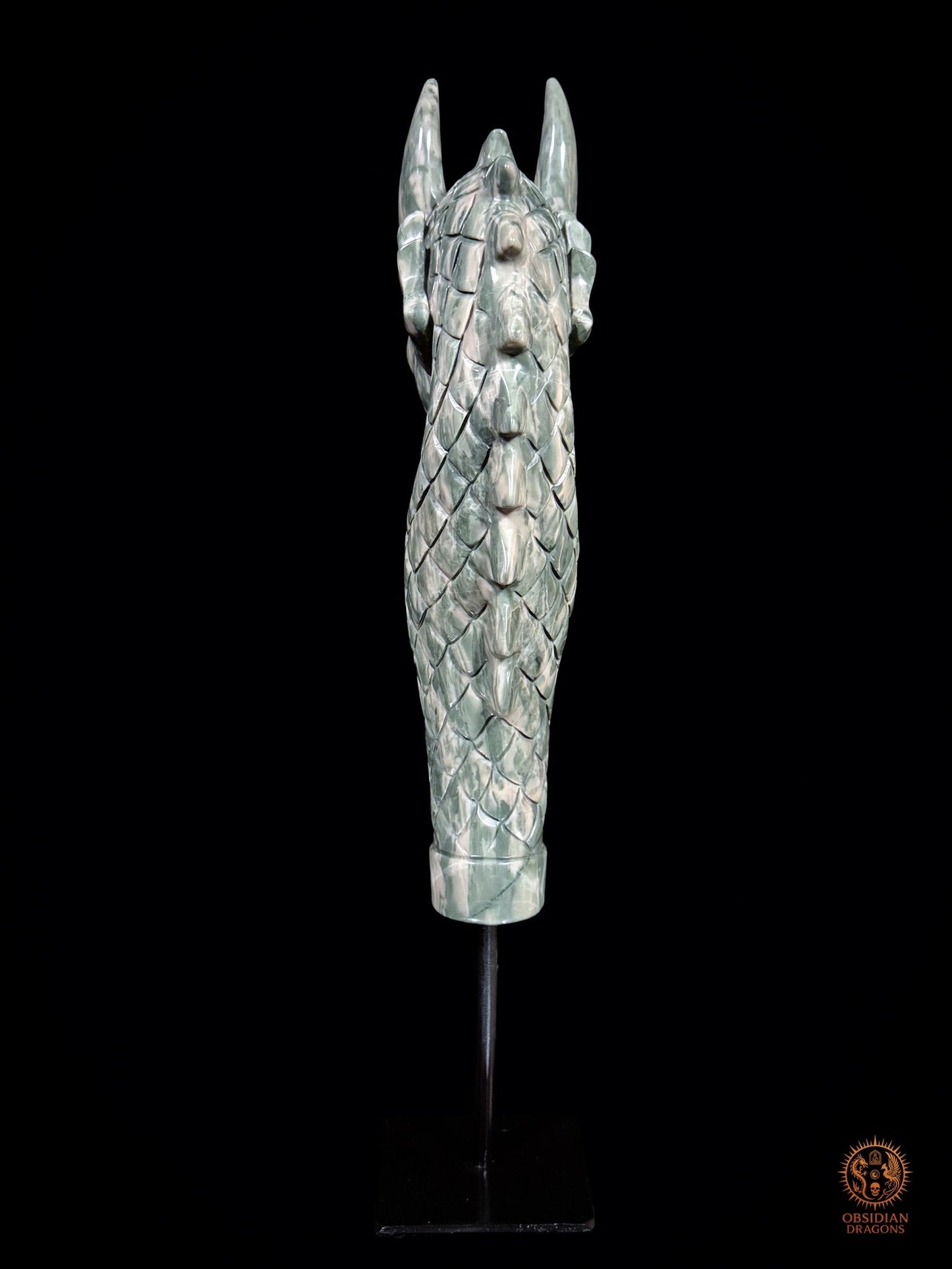 Vue arrière de la sculpture artisanale de dragon en Hua’an Yu, montrant la succession des écailles, la crête et les veinures naturelles