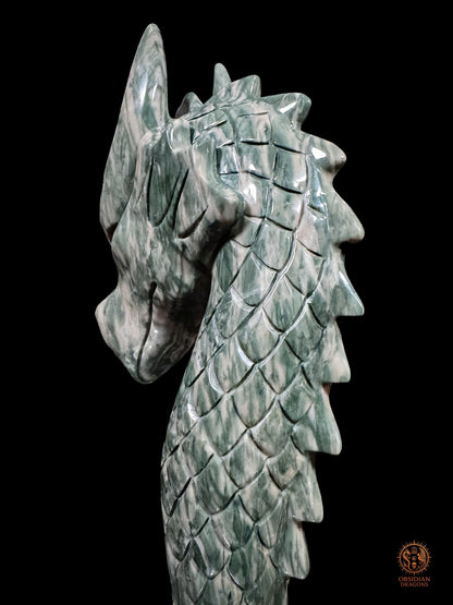 Détail arrière du dragon sculpté dans une pierre-paysage chinoise, avec écailles polies et motifs rubanés verts, blancs et gris