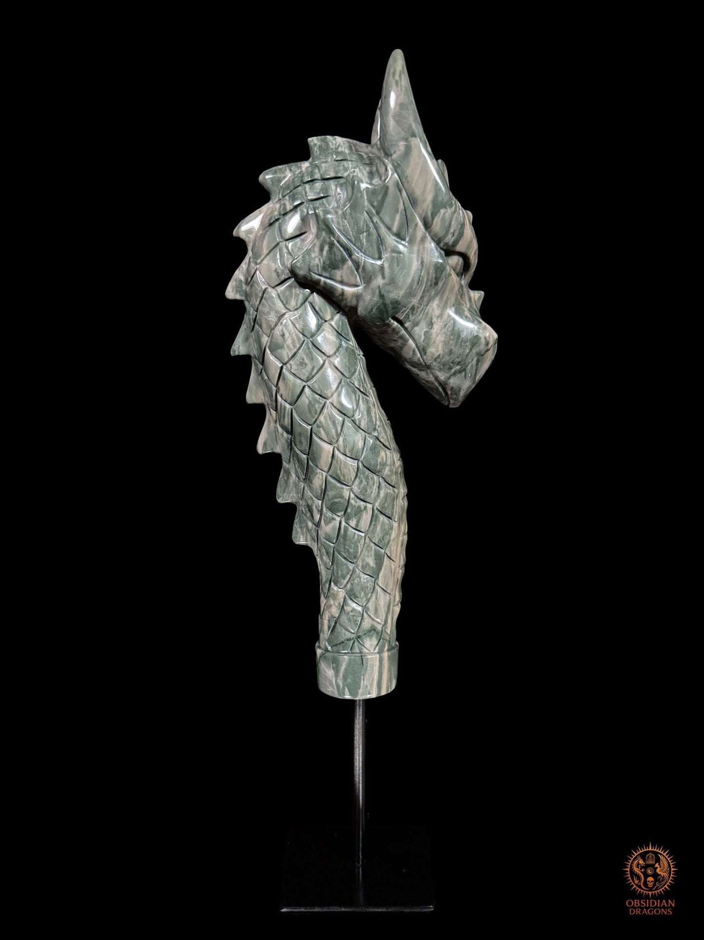 Profil droit complet de la statue de dragon en jade des Neuf Dragons sur socle noir, sculpture Feng Shui artisanale et protectrice