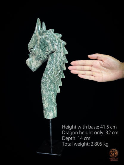 Sculpture de dragon en jade des Neuf Dragons présentée avec une main pour l’échelle : hauteur totale 41,5 cm, dragon 32 cm, poids 2,805 kg