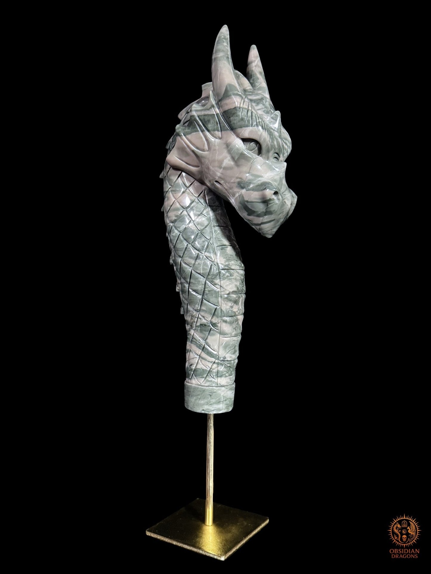Sculpture de dragon en jade Jiulong Hua’an Yu sur socle en cuivre, vue entière de trois quarts sur fond noir - Obsidian dragons