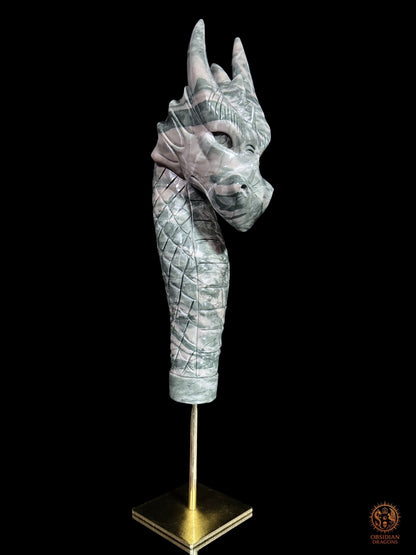 Statue artisanale de dragon en jade des Neuf Dragons, vue en pied montrant le long cou écailleux et le socle en cuivre - Obsidian Dragons