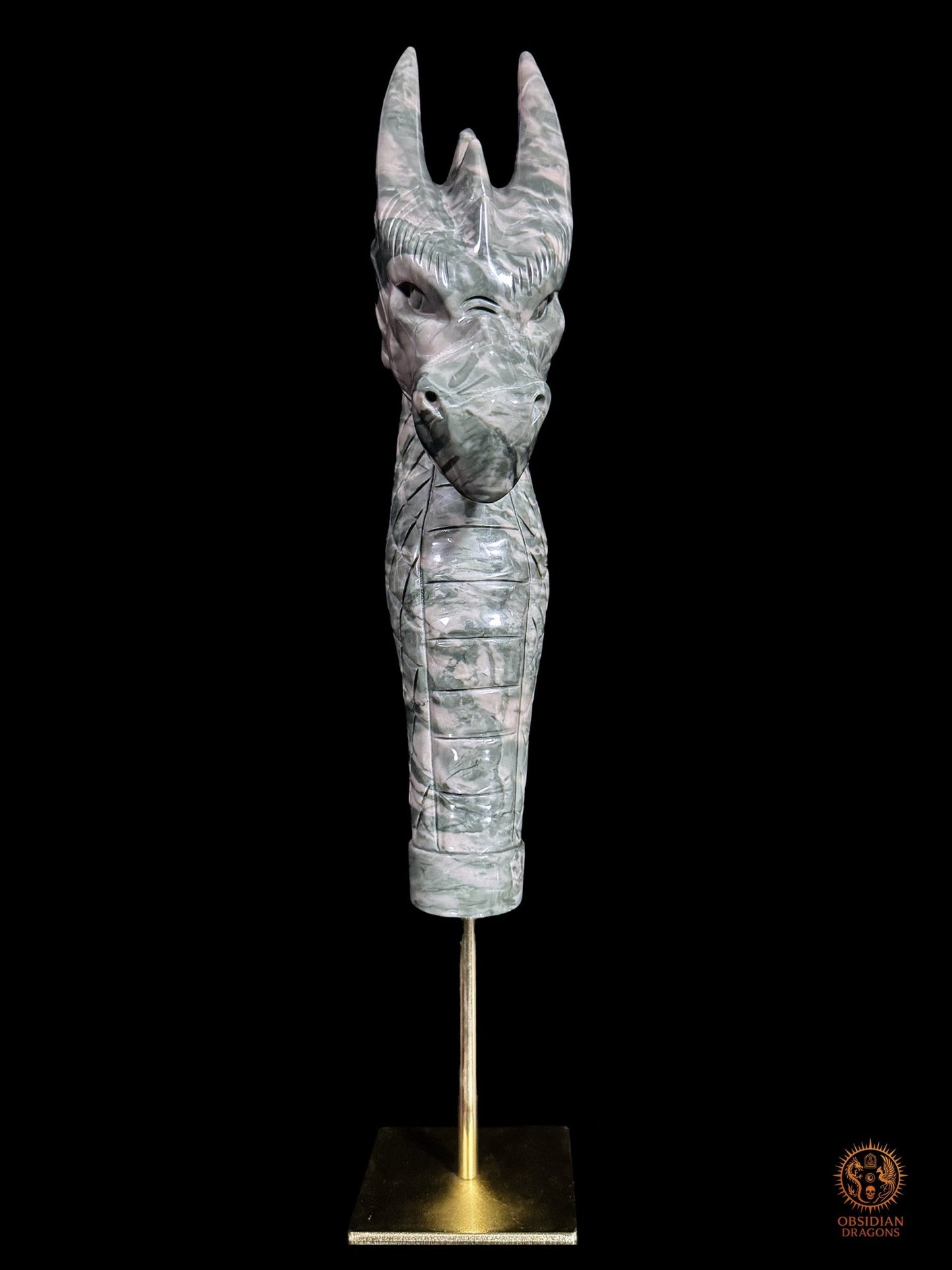 Vue de face de la sculpture de dragon en jade Jiulong sur socle en cuivre, aux hautes cornes et au long cou sculpté

