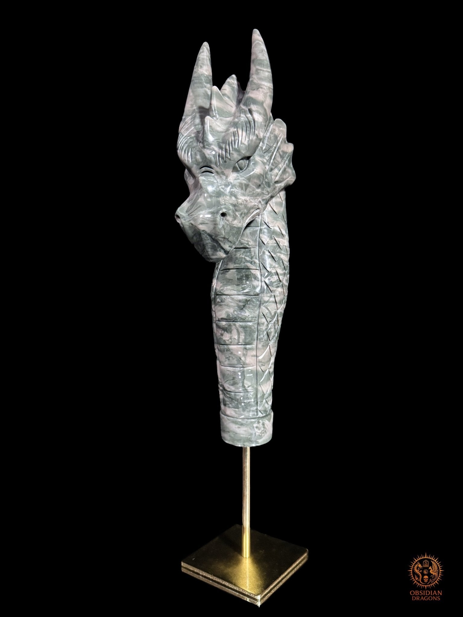 Sculpture de dragon en jade Jiulong vue de trois quarts avant, avec écailles polies, cornes dressées et socle en cuivre - Obsiidan Dragons