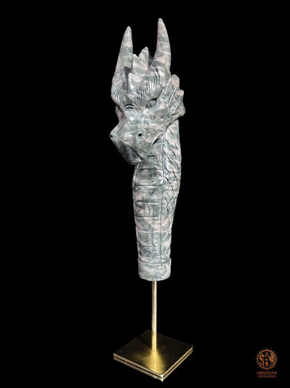 Sculpture de dragon en jade Jiulong vue de trois quarts avant, avec écailles polies, cornes dressées et socle en cuivre - Obsiidan Dragons