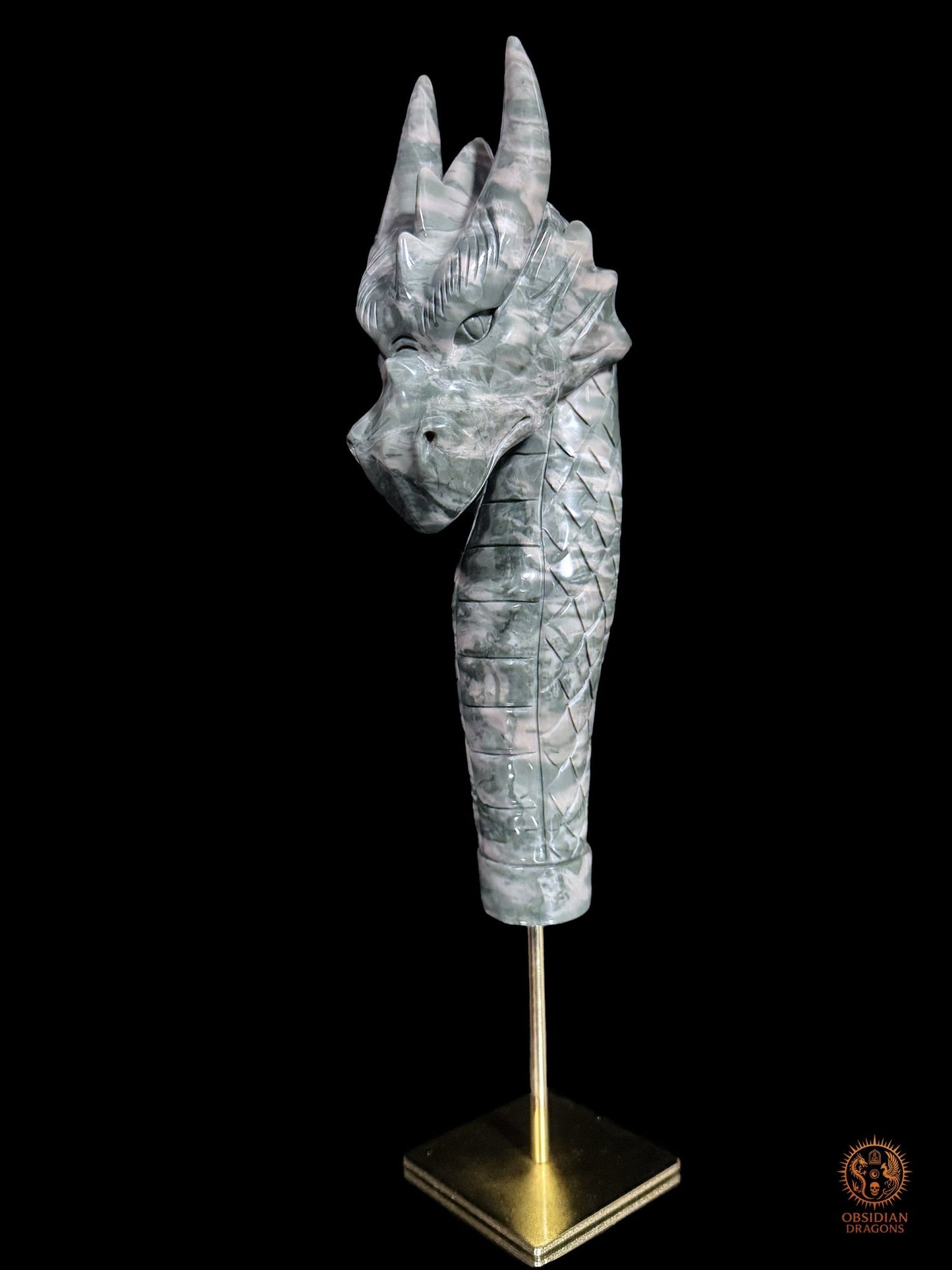 Statue de dragon en Hua’an Yu vue de trois quarts, révélant le visage, les plaques ventrales et le long cou sculpté - Obsidian Dragons
