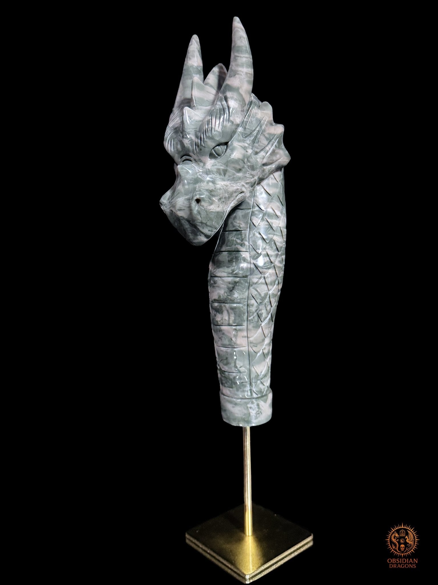 Statue de dragon en Hua’an Yu vue de trois quarts, révélant le visage, les plaques ventrales et le long cou sculpté - Obsidian Dragons
