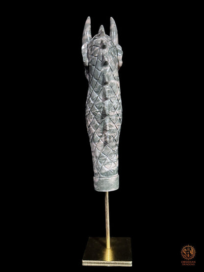 Vue arrière de la statue artisanale de dragon en jade Jiulong, montrant les écailles du long cou et les pointes de la crête
