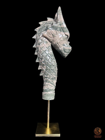 Profil droit complet de la sculpture de dragon en jade Jiulong sur socle en cuivre, avec cornes et crête dorsale visibles
