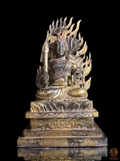Statue d’Acala en bronze vue de face, Fudō Myōō assis en lotus avec épée, lasso, roue du Dharma et mandorle de flammes - Obsidian Dragons