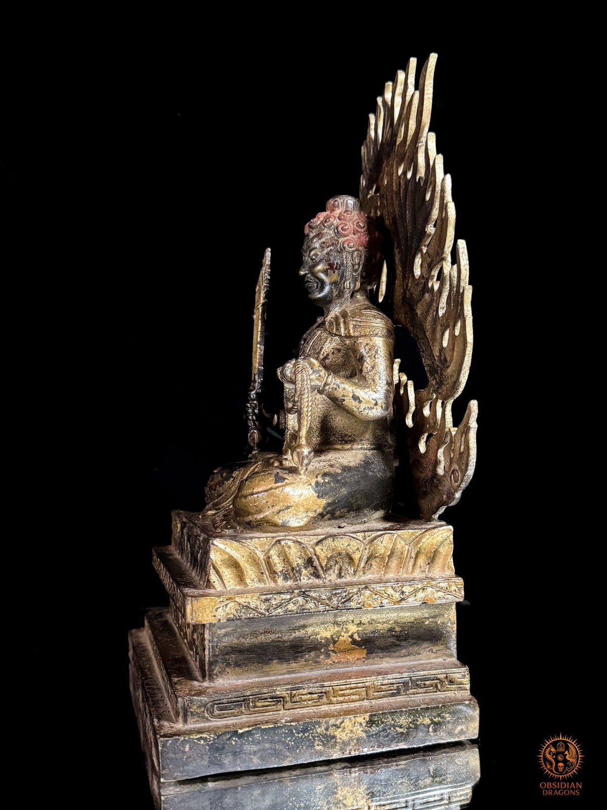Vue latérale côté lasso de Fudō Myōō en bronze, avec corde rituelle, posture méditative et mandorle de flammes sculptées.
