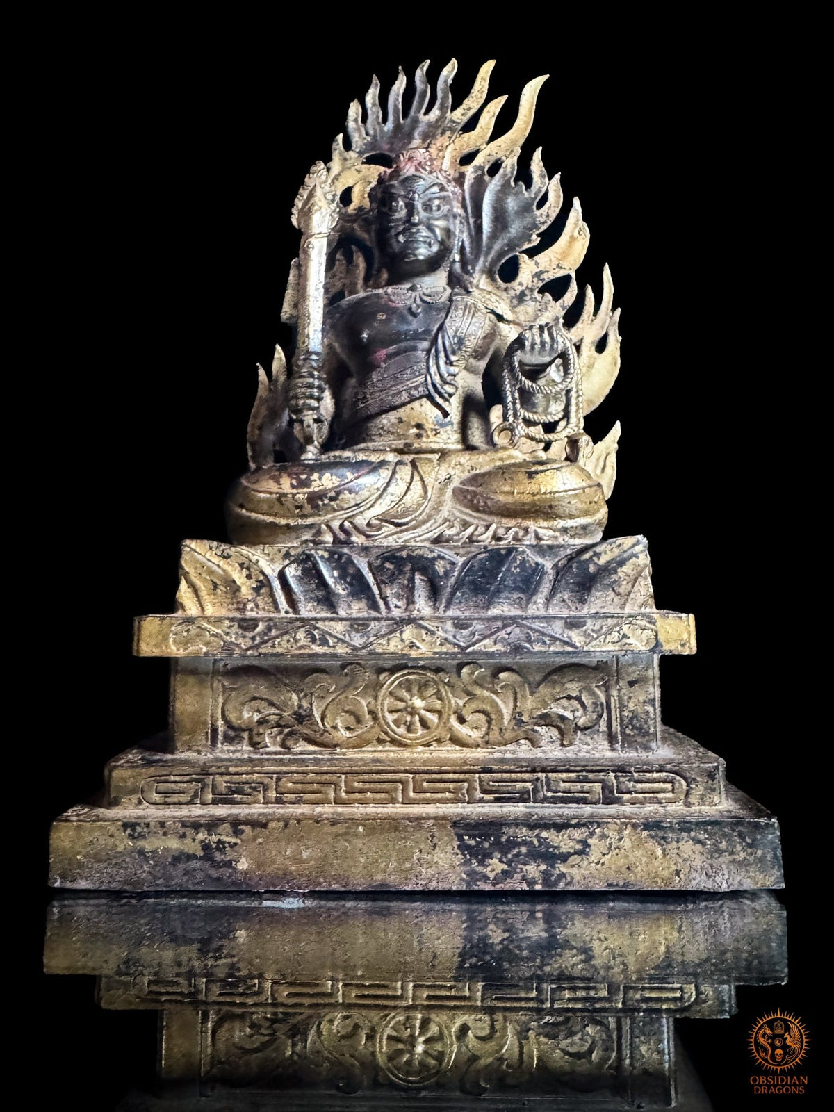 Vue frontale de la statue d’Acala en bronze patiné, Fudō Myōō avec épée, lasso, flammes et dharmachakra sculpté sur le socle.