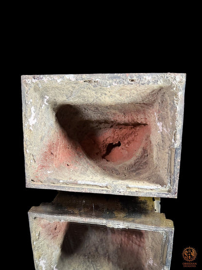 Vue du dessous creux de la statue d’Acala en bronze, révélant la cavité de fonte et les traces rouges du noyau réfractaire.