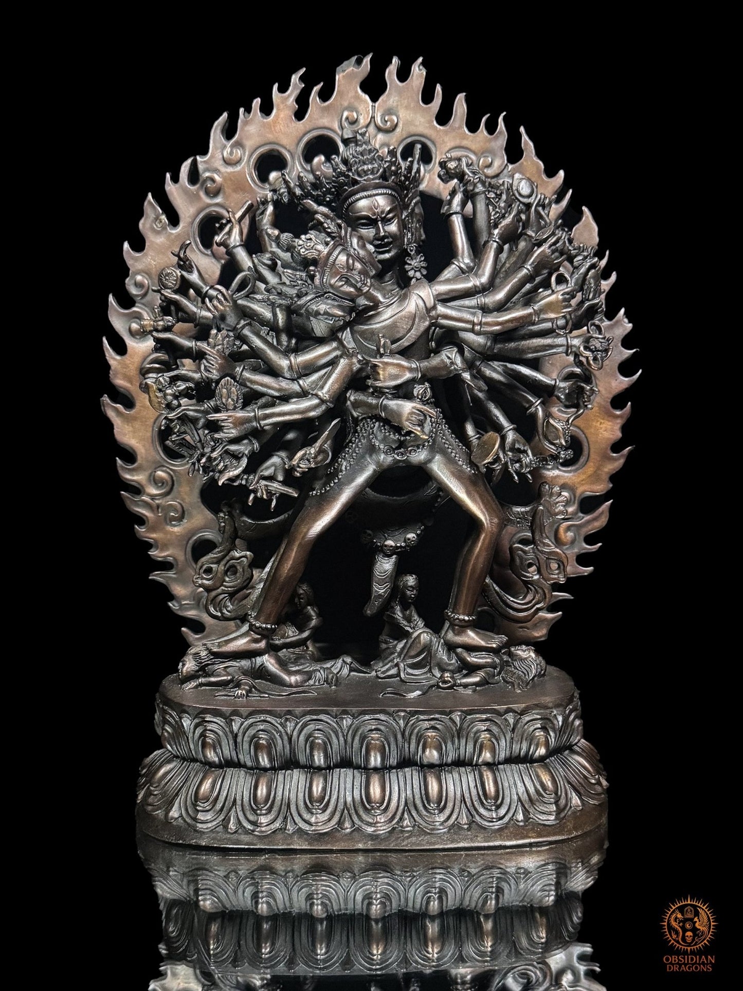 Statue de Kalachakra en bronze violet, vue de face : Kalachakra aux 24 bras et Vishvamata en Yab-Yum devant une mandorle de flammes
