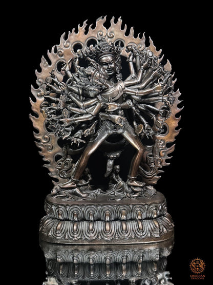 Statue de Kalachakra en bronze violet, vue de face : Kalachakra aux 24 bras et Vishvamata en Yab-Yum devant une mandorle de flammes
