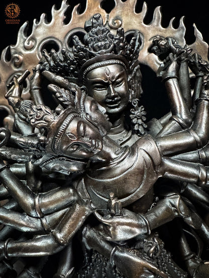 Gros plan sur les visages de Kalachakra et Vishvamata en Yab-Yum, sculpture bouddhiste tibétaine en bronze violet
