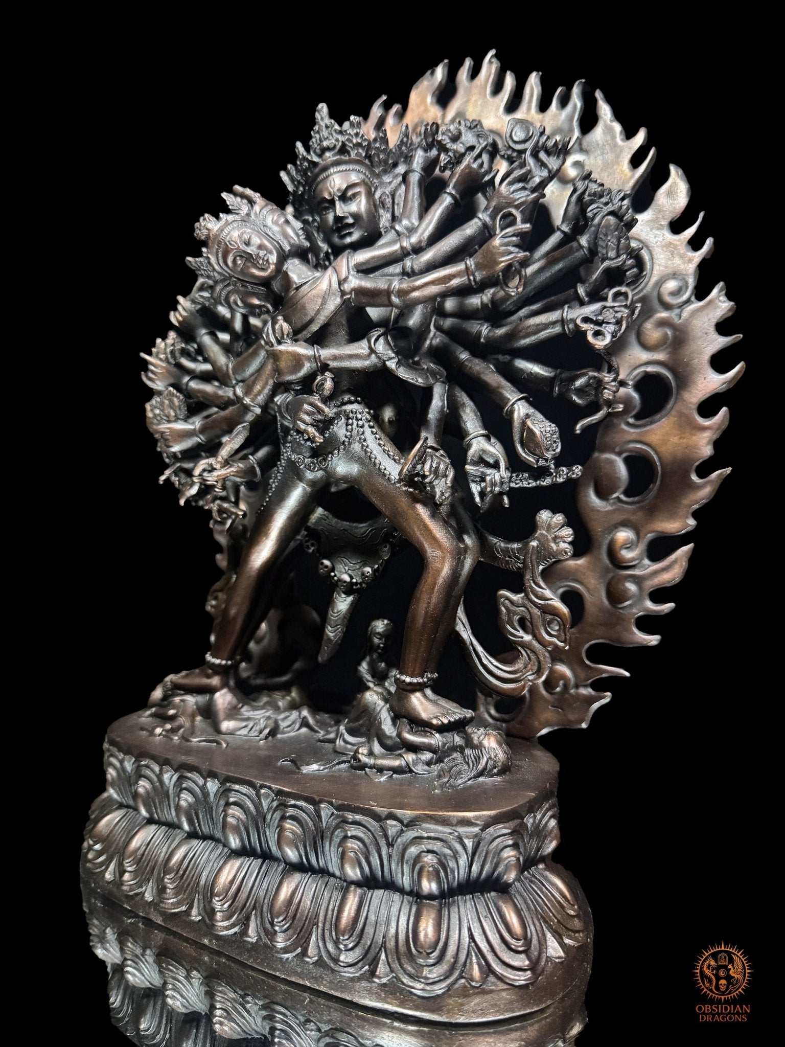 Vue de trois quarts droit de la statue de Kalachakra et Vishvamata en bronze violet, avec mandorle flamboyante et socle lotiforme
