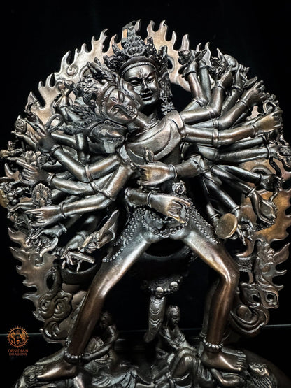 Vue frontale rapprochée de Kalachakra et Vishvamata en Yab-Yum, sculpture Vajrayana en bronze violet aux multiples bras
