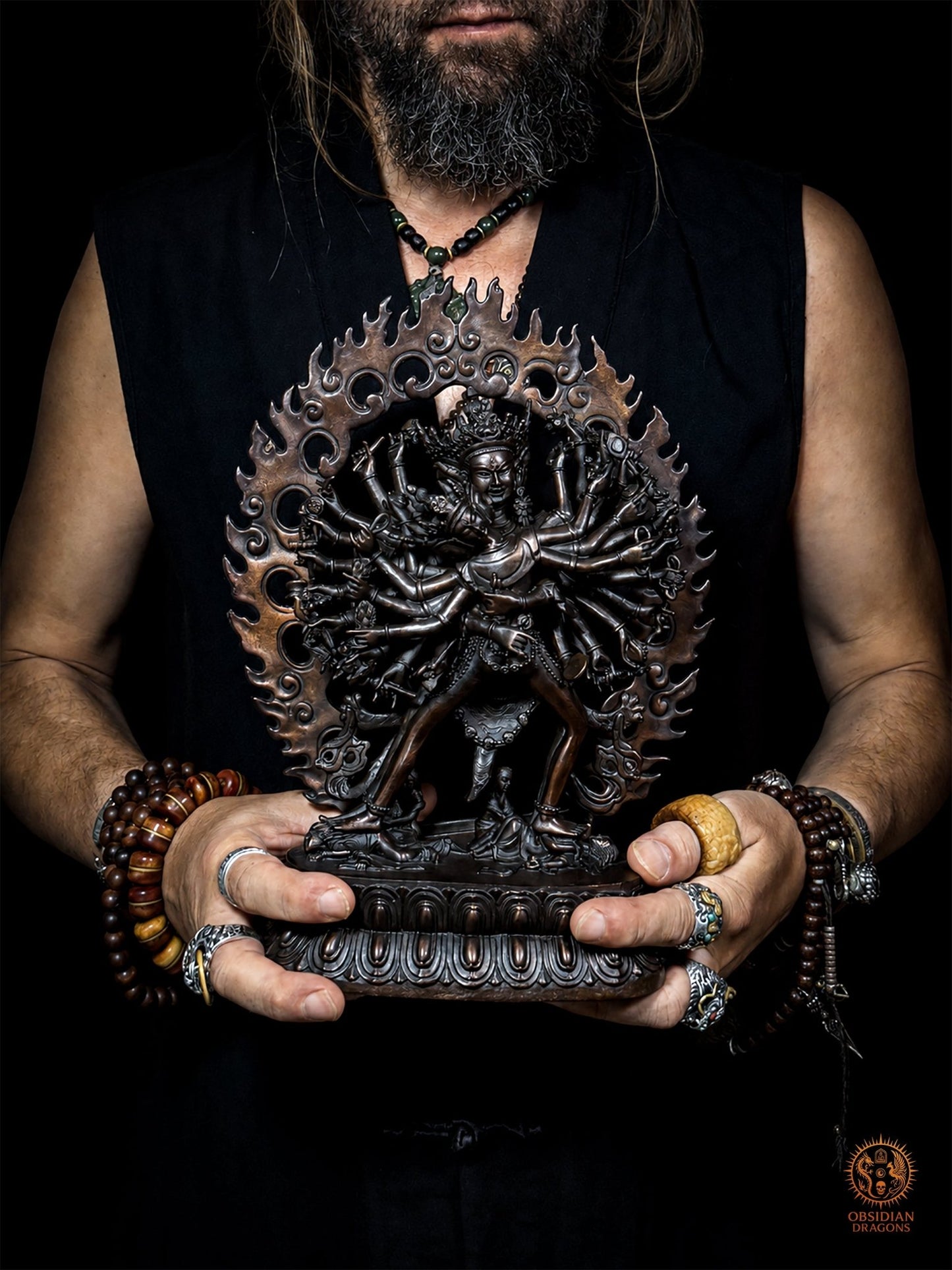 Statue de Kalachakra en bronze violet de 29 cm tenue entre les mains d’un homme pour montrer son échelle et sa présence imposante
