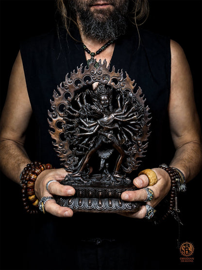 Statue de Kalachakra en bronze violet de 29 cm tenue entre les mains d’un homme pour montrer son échelle et sa présence imposante
