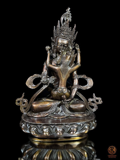 Statuette de Vajrasattva en yab yum en bronze, vue de face avec sa parèdre sur un socle à pétales de lotus - Obsidian Dragons