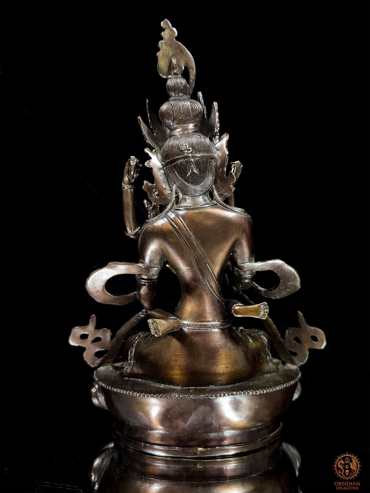 Vue arrière de Vajrasattva en yab yum en bronze, montrant sa coiffure relevée, les drapés et les pieds de sa parèdre