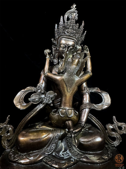 Vue rapprochée de Vajrasattva en yab yum en bronze, avec le vajra, la cloche et la chevelure striée de sa parèdre.