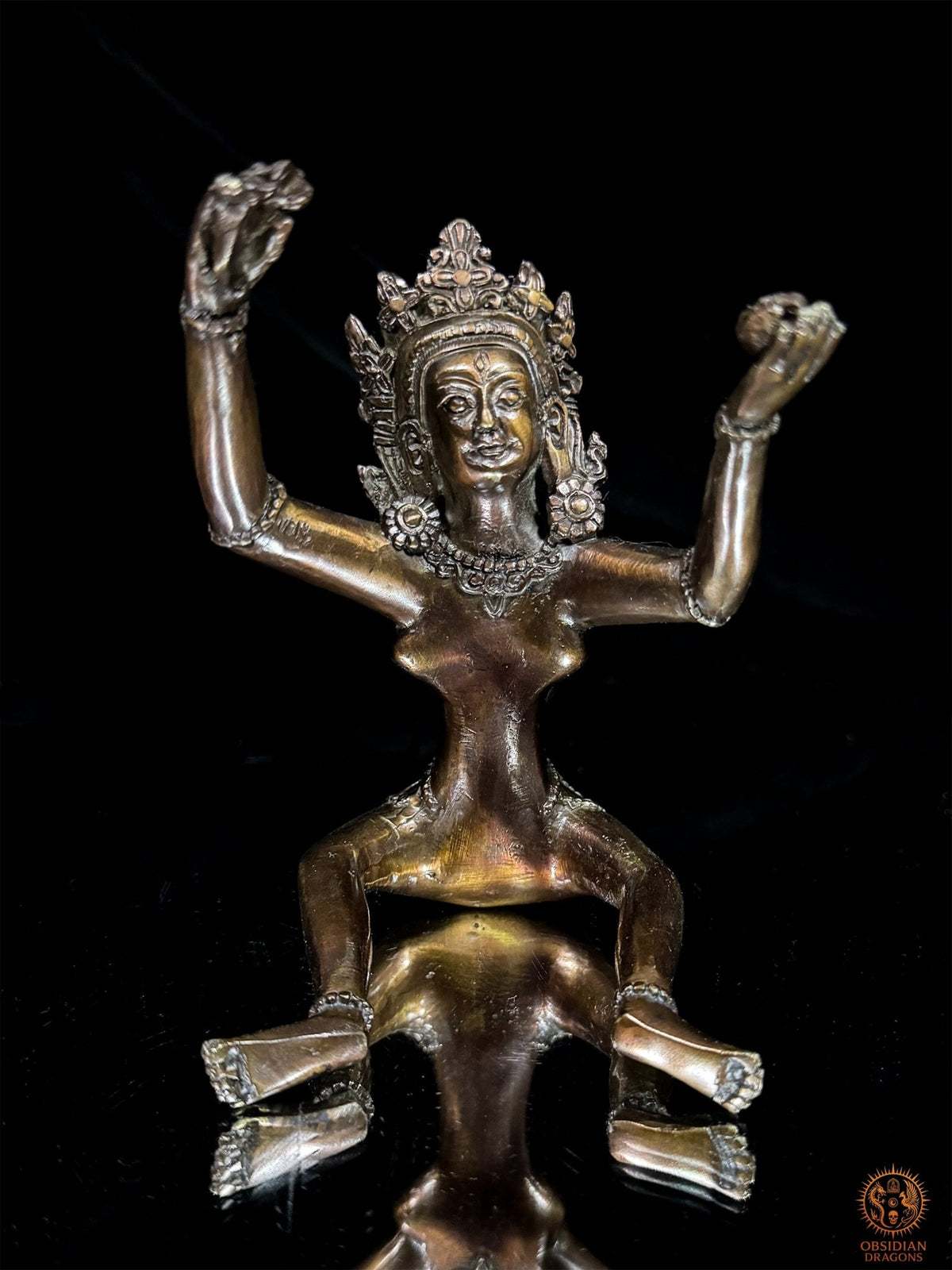 Vajragarvi, parèdre amovible de Vajrasattva en bronze, présentée seule de face avec sa couronne, ses bijoux et ses bras relevés.