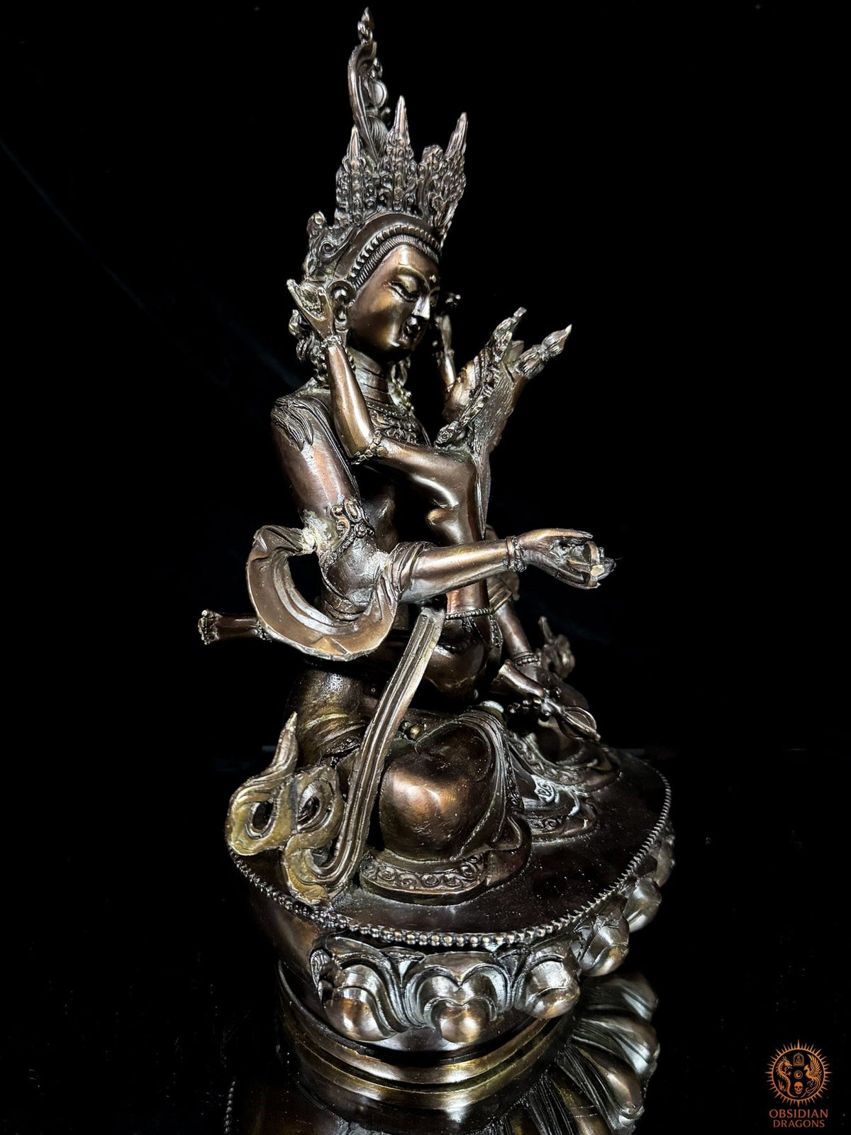 Vue de profil de Vajrasattva en yab yum en bronze, le visage tourné vers la droite, avec sa parèdre et les rubans latéraux.