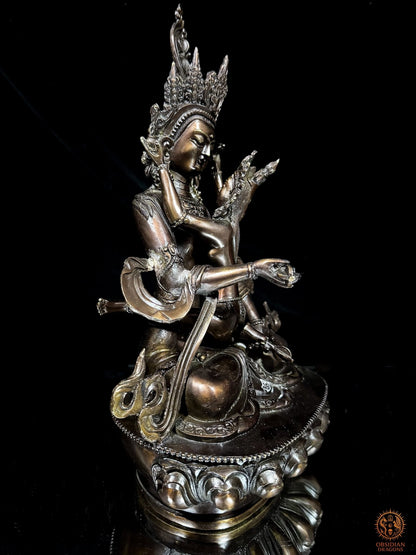 Vue de profil de Vajrasattva en yab yum en bronze, le visage tourné vers la droite, avec sa parèdre et les rubans latéraux.